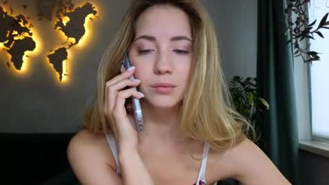 Snapshot of emmi_rosee chatting on April 28, 9:36 am Miss Emmi online show from April 28, 9:36 am
