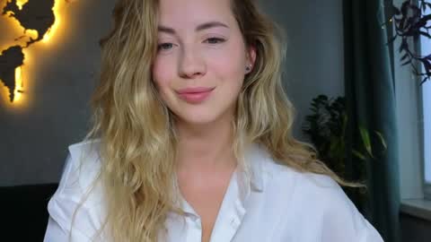 Snapshot of emmi_rosee chatting on May 3, 4:35 pm Miss Emmi online show from May 3, 4:35 pm
