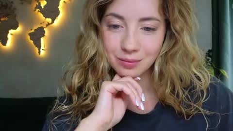 Snapshot of emmi_rosee chatting on May 7, 11:48 am Miss Emmi online show from May 7, 11:48 am