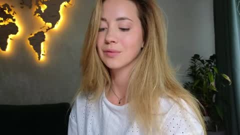 Snapshot of emmi_rosee chatting on May 27, 3:31 pm Miss Emmi online show from May 27, 3:31 pm