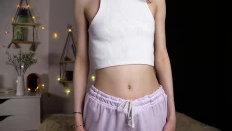 Snapshot of emmie_everly chatting on October 5, 7:34 pm emmie_everly online show from October 5, 7:34 pm