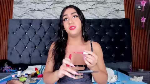 Snapshot of emmiily chatting on December 17, 3:28 am Emely online show from December 17, 3:28 am