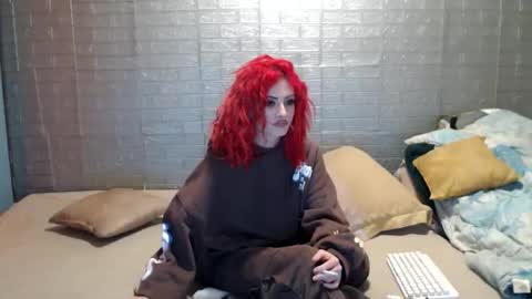 Emmily000 online show from January 13, 11:43 pm