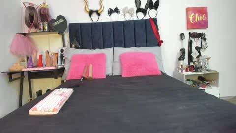 Snapshot of emmily_giraldo chatting on April 18, 12:42 pm online show from April 18, 12:42 pm