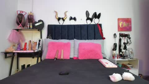Snapshot of emmily_giraldo chatting on May 9, 1:05 pm online show from May 9, 1:05 pm