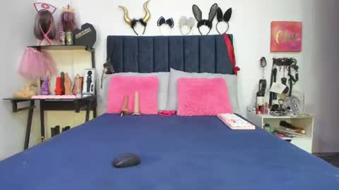 Snapshot of emmily_giraldo chatting on July 8, 12:42 pm online show from July 8, 12:42 pm