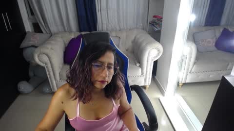 Emmily online show from December 7, 1:25 am