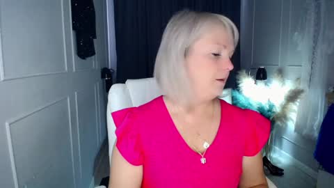 Snapshot of emmmam chatting on April 1, 9:32 am emmmam online show from April 1, 9:32 am