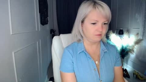 Snapshot of emmmam chatting on April 8, 11:27 pm emmmam online show from April 8, 11:27 pm