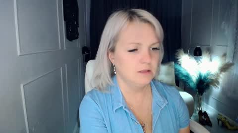 Snapshot of emmmam chatting on April 9, 6:19 am emmmam online show from April 9, 6:19 am