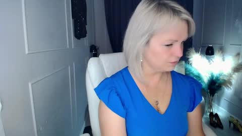 Snapshot of emmmam chatting on April 11, 5:12 am emmmam online show from April 11, 5:12 am