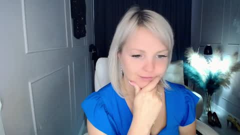 Snapshot of emmmam chatting on April 11, 7:45 am emmmam online show from April 11, 7:45 am