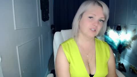 Snapshot of emmmam chatting on April 13, 5:57 am emmmam online show from April 13, 5:57 am