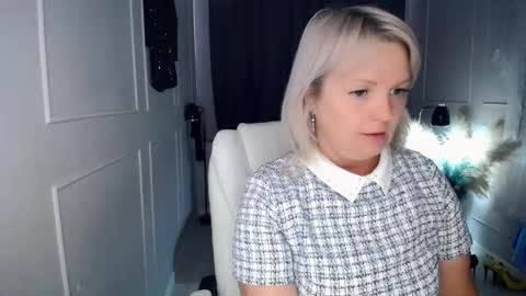 Snapshot of emmmam chatting on April 15, 8:10 am emmmam online show from April 15, 8:10 am