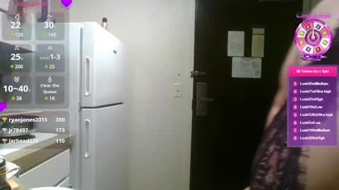 Snapshot of emmthaluscious chatting on March 6, 12:21 am emmthaluscious online show from March 6, 12:21 am