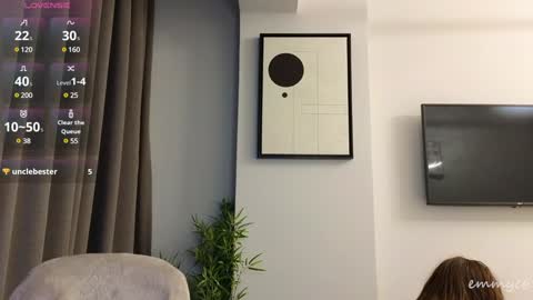 Em online show from December 18, 7:19 pm