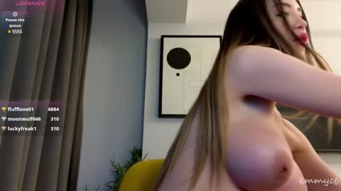 Em online show from December 25, 6:41 am