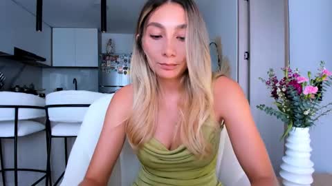 emyconneer online show from January 10, 7:54 pm