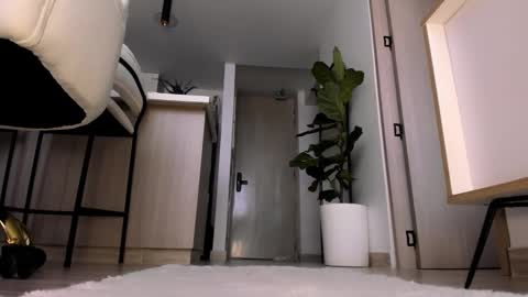 emyconneer online show from February 18, 6:47 pm