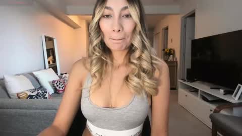 emyconneer online show from September 26, 7:40 pm