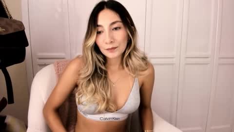 emyconneer online show from December 13, 8:04 pm