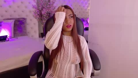 Sexy Emyli  online show from December 20, 4:30 am