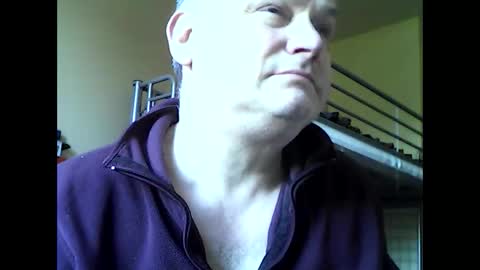 Snapshot of englishguysurrey chatting on March 17, 9:34 am englishguysurrey online show from March 17, 9:34 am