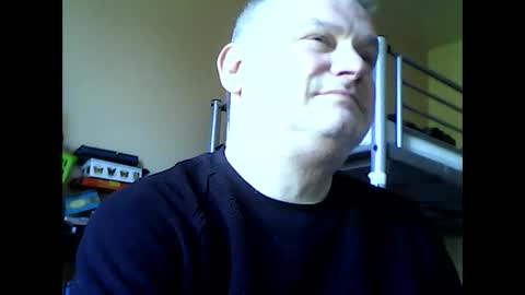 Snapshot of englishguysurrey chatting on April 24, 8:28 am englishguysurrey online show from April 24, 8:28 am