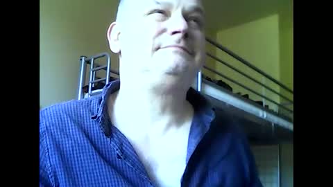 Snapshot of englishguysurrey chatting on April 29, 9:57 am englishguysurrey online show from April 29, 9:57 am