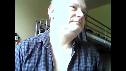 Snapshot of englishguysurrey chatting on May 2, 8:41 am englishguysurrey online show from May 2, 8:41 am