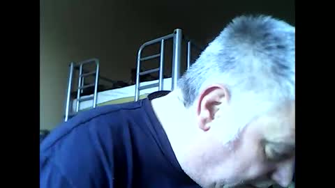 Snapshot of englishguysurrey chatting on May 17, 4:43 am englishguysurrey online show from May 17, 4:43 am