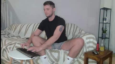 Snapshot of englishladxxx chatting on December 12, 2:04 am Englishladxxx online show from December 12, 2:04 am