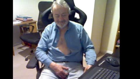 Snapshot of erasmus_d chatting on December 3, 5:45 pm erasmus_d online show from December 3, 5:45 pm