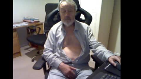 Snapshot of erasmus_d chatting on December 5, 6:00 pm erasmus_d online show from December 5, 6:00 pm