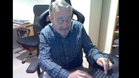 Snapshot of erasmus_d chatting on December 9, 6:03 pm erasmus_d online show from December 9, 6:03 pm