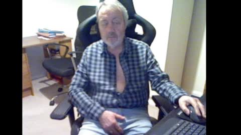 Snapshot of erasmus_d chatting on January 4, 5:58 pm erasmus_d online show from January 4, 5:58 pm