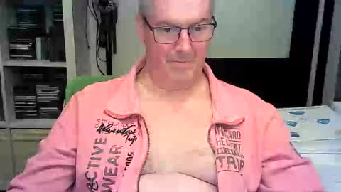 Snapshot of erbee62 chatting on April 23, 9:17 pm ErBee62 online show from April 23, 9:17 pm