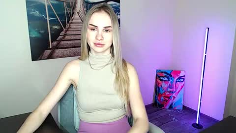 Snapshot of erikagavin chatting on February 19, 1:18 pm Erika online show from February 19, 1:18 pm