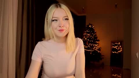 Snapshot of erlenbayer chatting on February 25, 8:18 pm Chanel online show from February 25, 8:18 pm