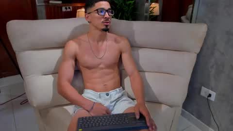 Snapshot of eros_becker_ chatting on April 24, 2:36 am eros_becker_ online show from April 24, 2:36 am