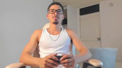 Snapshot of eros_becker_ chatting on May 11, 12:27 am eros_becker_ online show from May 11, 12:27 am