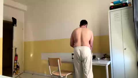 Snapshot of escapee4a chatting on February 3, 8:24 am samshiro4k online show from February 3, 8:24 am