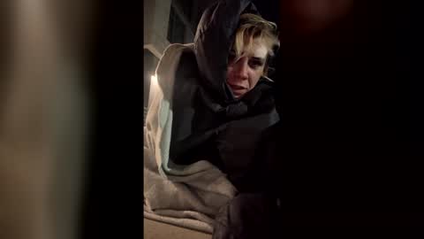 Snapshot of escence1994 chatting on February 7, 2:10 pm escence1994 online show from February 7, 2:10 pm