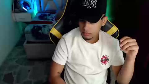 Snapshot of eskayler_ chatting on September 22, 9:39 pm eskayler_ online show from September 22, 9:39 pm