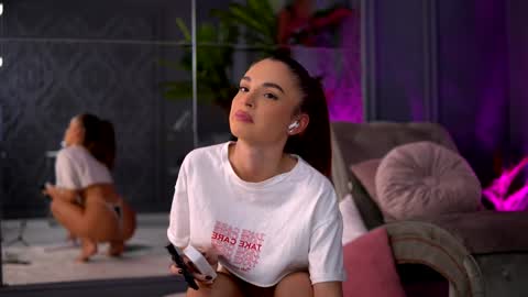 Snapshot of esmeainsley chatting on December 5, 2:53 am Raluca  online show from December 5, 2:53 am