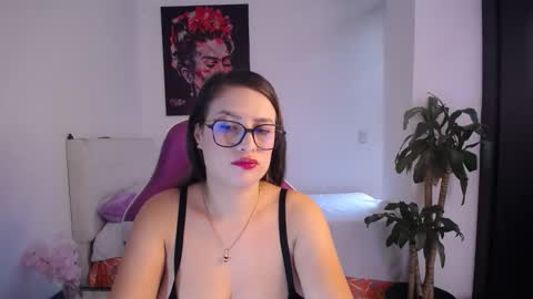 Esmeralda online show from February 8, 6:33 pm