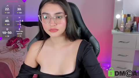 Snapshot of esmeralda_le chatting on June 3, 4:01 pm Esmeralda online show from June 3, 4:01 pm