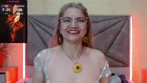 Snapshot of esmeralda_oikos chatting on May 23, 3:23 am Esmeralda .INDEPENDENT MODEL online Monday to Saturday 3 pm Chicago online show from May 23, 3:23 am