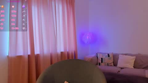 Esmi online show from February 1, 1:09 pm