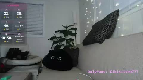 Snapshot of esoterickitten777 chatting on August 6, 5:31 am axe online show from August 6, 5:31 am